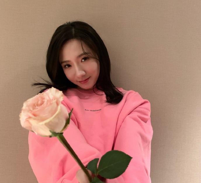 孟美岐粉色衣服搭配图片,孟美岐同款卫衣