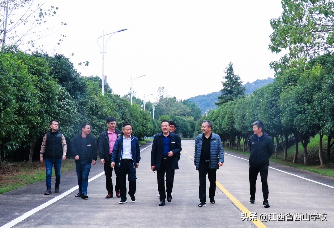 南昌市足球协会主席陶武胜一行莅临我校指导工作