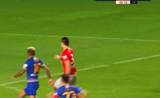 中超再现大规模冲突，裁判遭20余人包围，保安出动才能离场