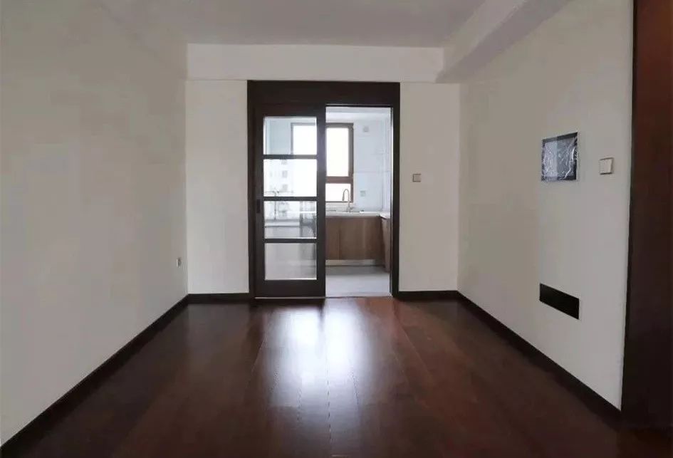 白墙的灰印迹怎么去除,白墙有泥渍怎么去除