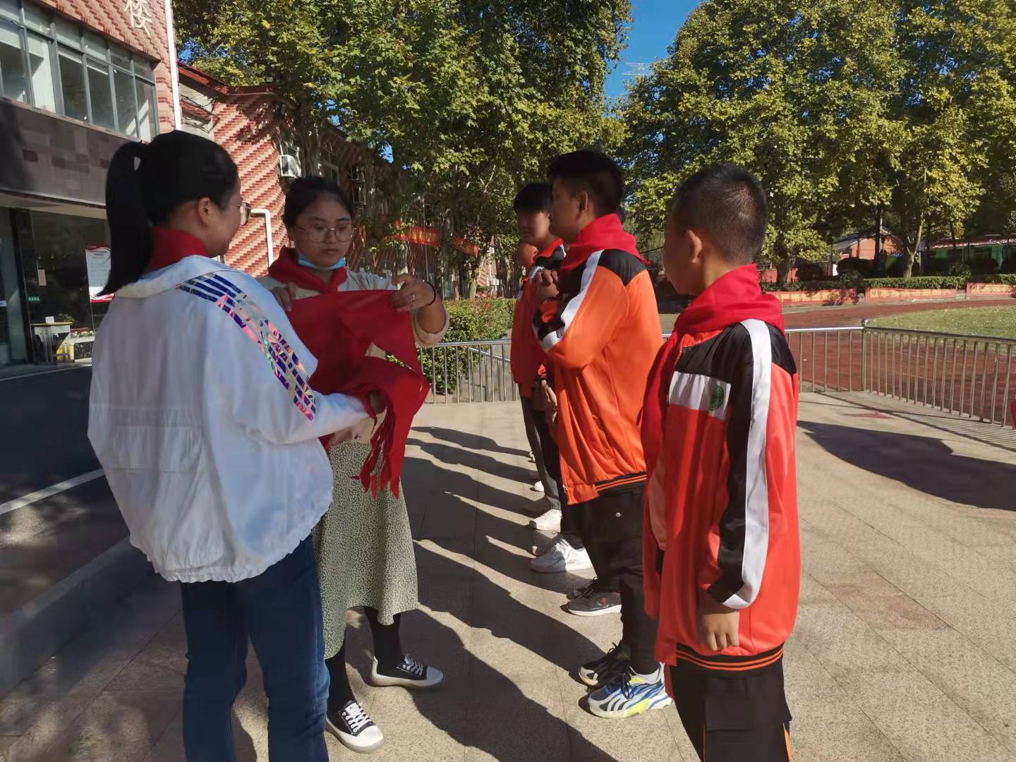 国旗红领巾队旗,队旗飘扬