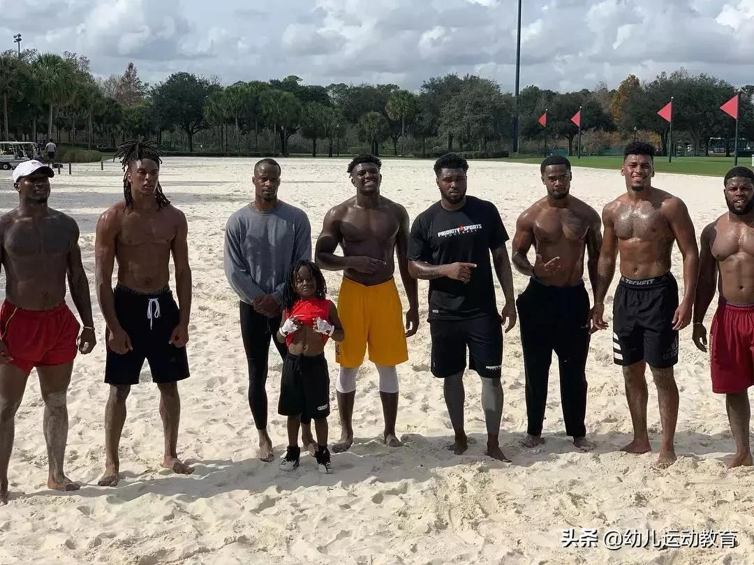 美国腹肌男小孩,8岁肌肉男孩腹肌