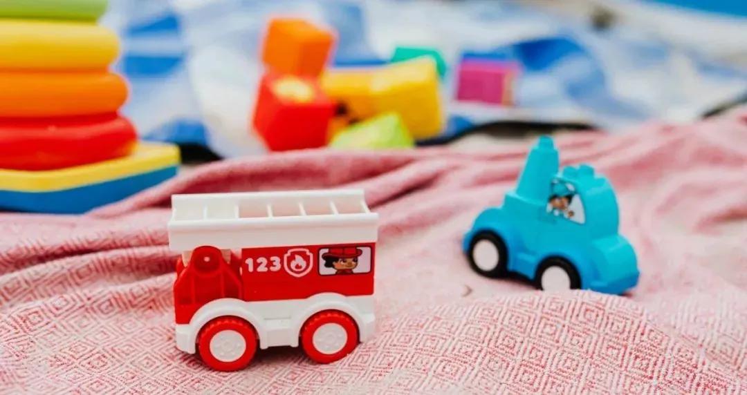 4岁小孩突然说话很费劲口吃厉害,2岁学说话宝宝突然口吃怎么纠正