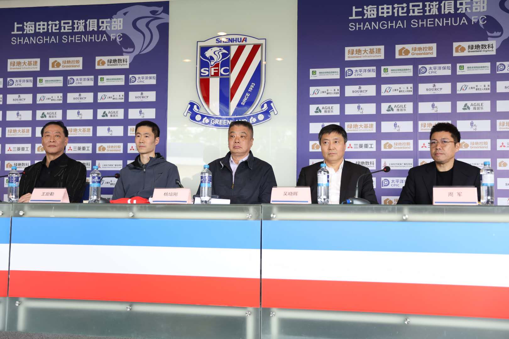 战旗高扬雄鹰奋飞,战旗飘扬斗志昂扬