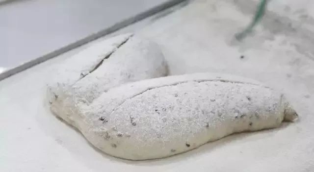 巴黎贝甜谷物面包,法国橄榄香草面包