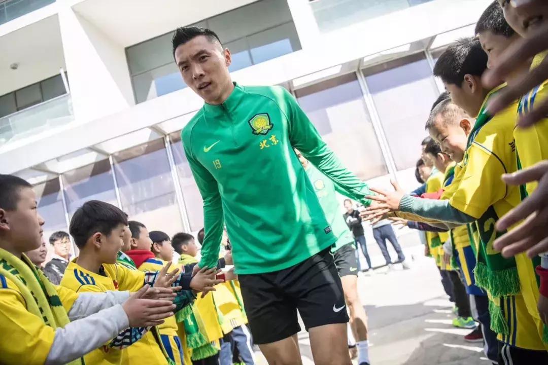 公益圆梦大使,公益助力足球梦捐赠