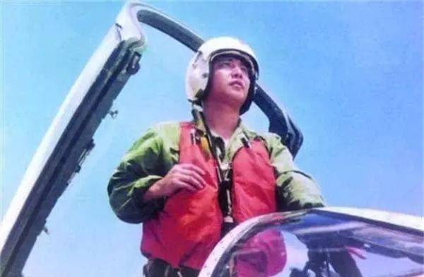 缅怀海军烈士,海军祭英烈