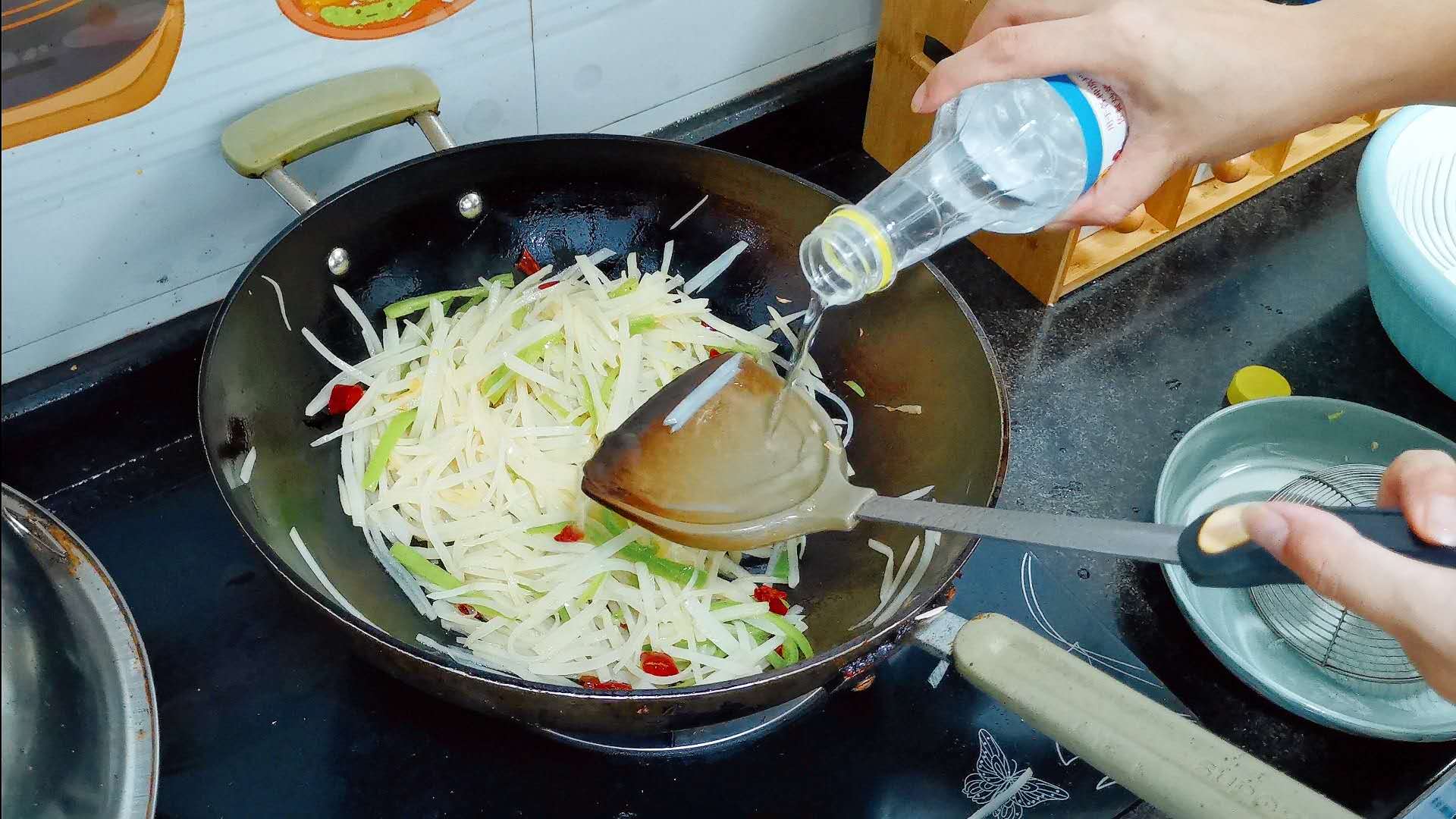 炒土豆丝要不要用开水焯一下,炒土豆丝要不要开水焯水