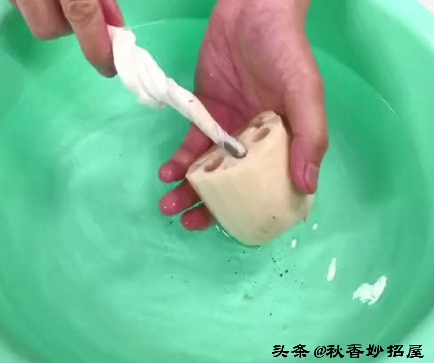 莲藕怎样清洗藕洞里面全是泥沙,清洗莲藕里面的淤泥最好办法