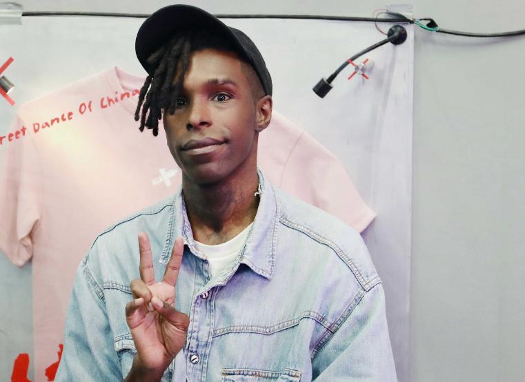 王一博秀魔术连续翻车，但布布过于捧场，黑人问号脸绝了