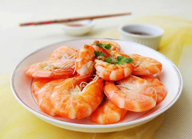 为什么有的14岁都长一米八,小孩14岁才一米五吃什么长个呢