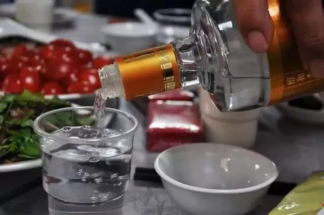 纯粮酒和酒精勾兑的酒怎么区别,白酒勾兑和酒精勾兑