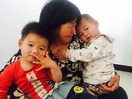 “吃neinei”，为了让孩子听话睡觉，奶奶让孙子吃自己的