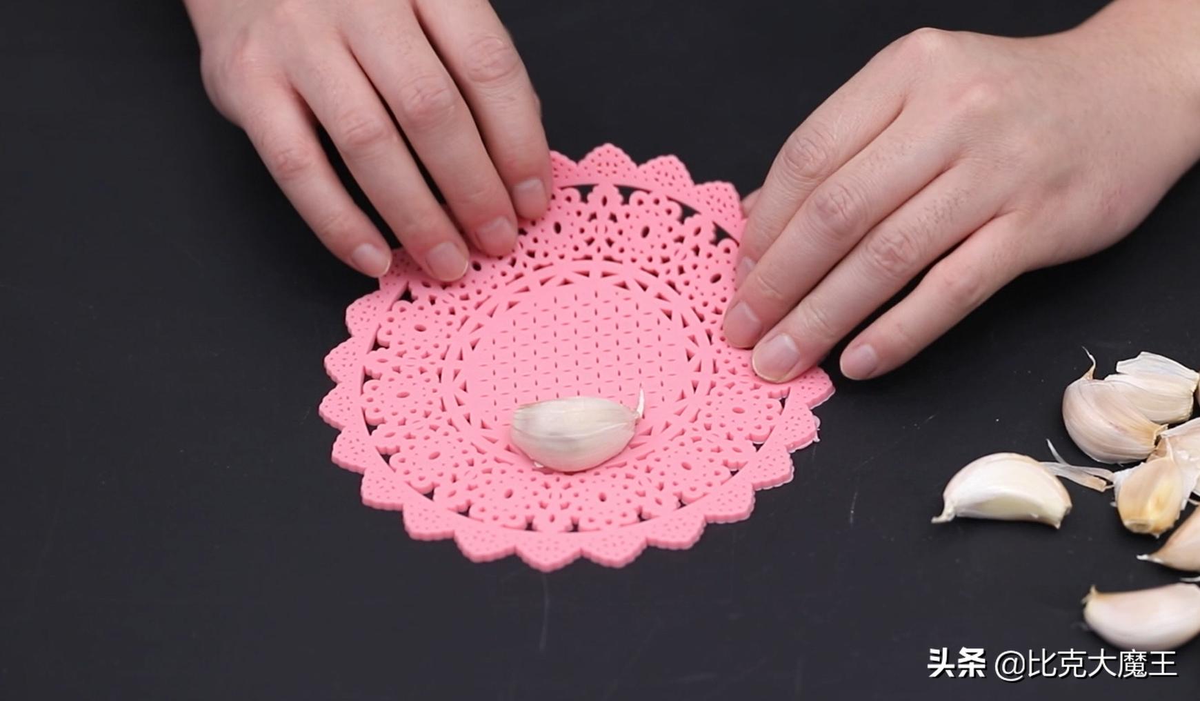 剥大蒜还有简单技巧，只需轻轻一搓，大蒜皮自动脱落，太方便了