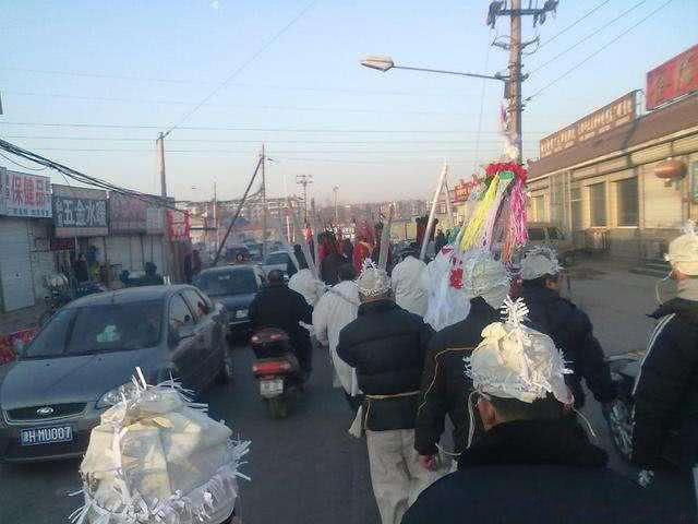 开车参加葬礼中途可以停车下去吗,开车时误入送殡的车队怎么办