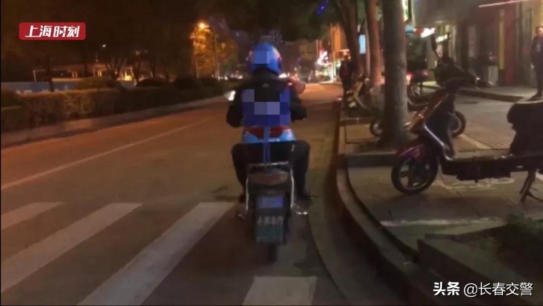 成都外卖小哥竖起大拇指,外卖小哥说什么都不会