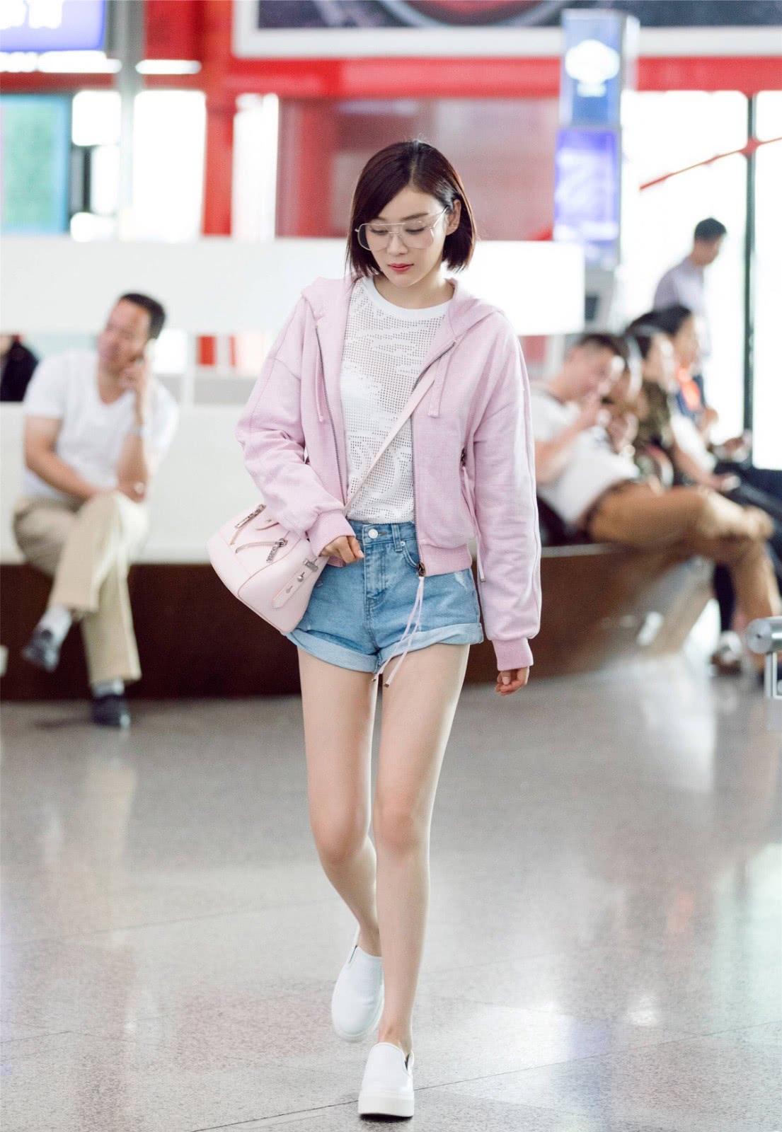 袁姗姗黑色v领针织衫蓝色牛仔裤,袁姗姗穿毛衣怎么搭配