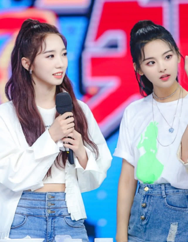 孟美岐和杨超越同框,一个爱秀腰,另一个爱秀腿,团粉都炸锅了