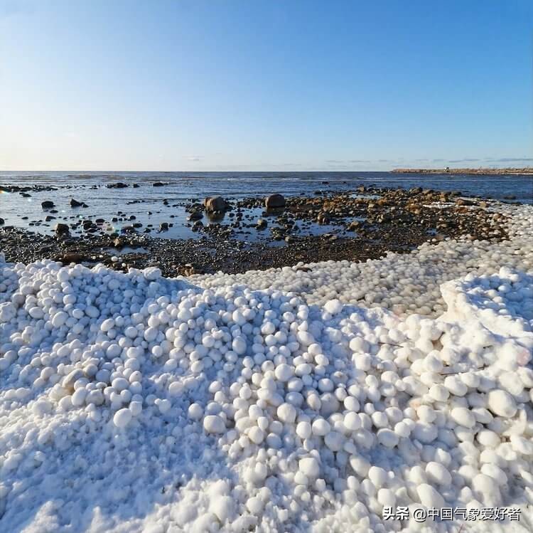 芬兰海岸出现的冰蛋,芬兰某地海滩出现大片冰蛋
