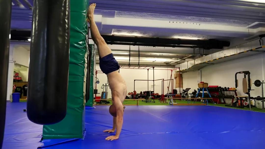 教你一招怎样练倒立,手把手教你学倒立