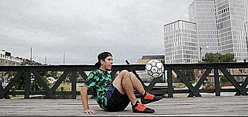 花式足球技巧之三个高难度坐姿花式技巧