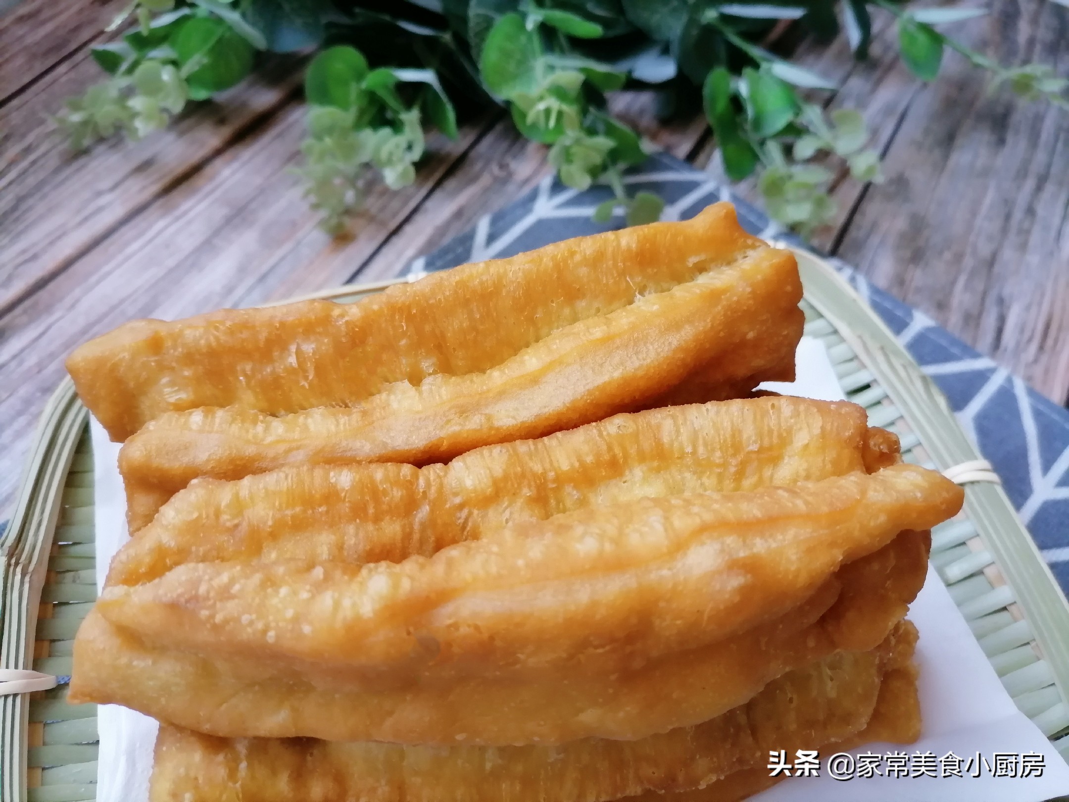 不用酵母也能炸出松软酥脆的油条,油条炸出来特别泡秘诀在哪里
