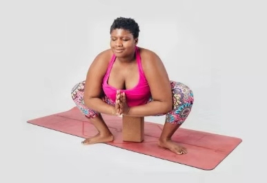 瑜伽亚洲蹲的正确方法,不会亚洲蹲健身房怎么练