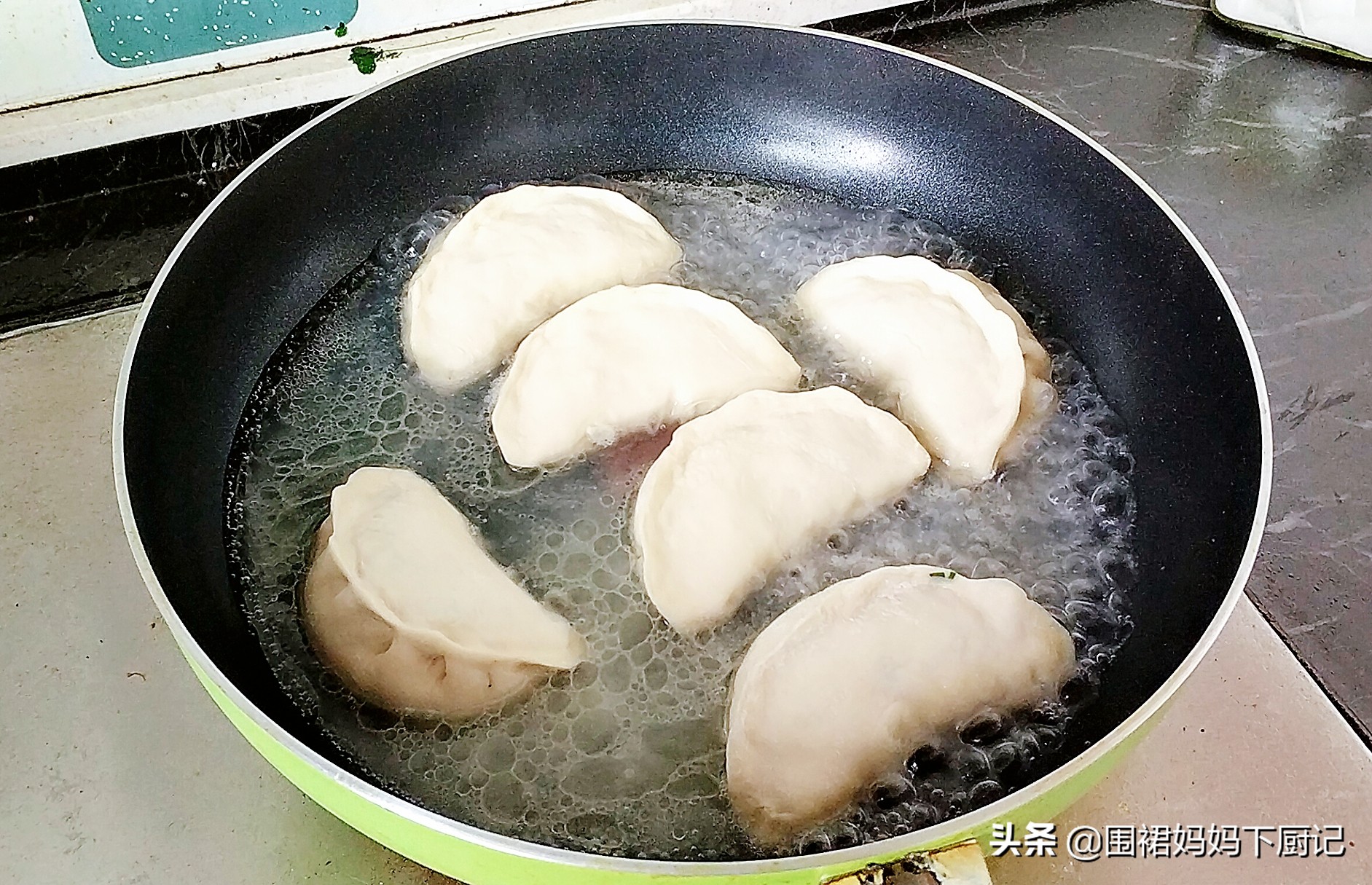 喜欢吃水煎包做不好？注意这2点，做出包子焦香酥脆、蓬松喧软