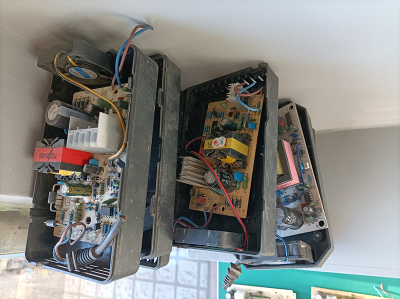 电动车电池充不满电充电器不跳灯,电瓶车充电器充不进电怎么修复