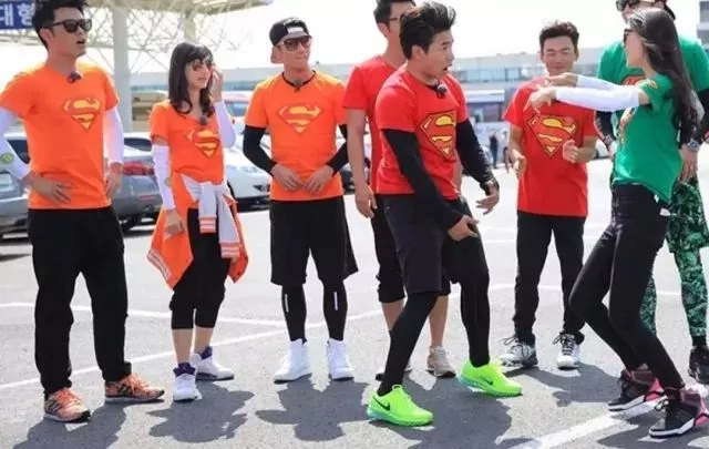 炎炎夏日，手臂已黑白分明？快给它也穿上“空调”凉快一下