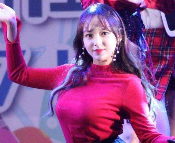 程潇穿露脐装的样子,程潇腹肌露脐装