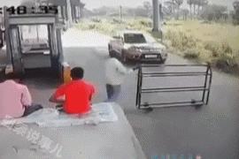 动图警示：小车突然冲向推车老人，幸运的红衣女人尖叫着跑开