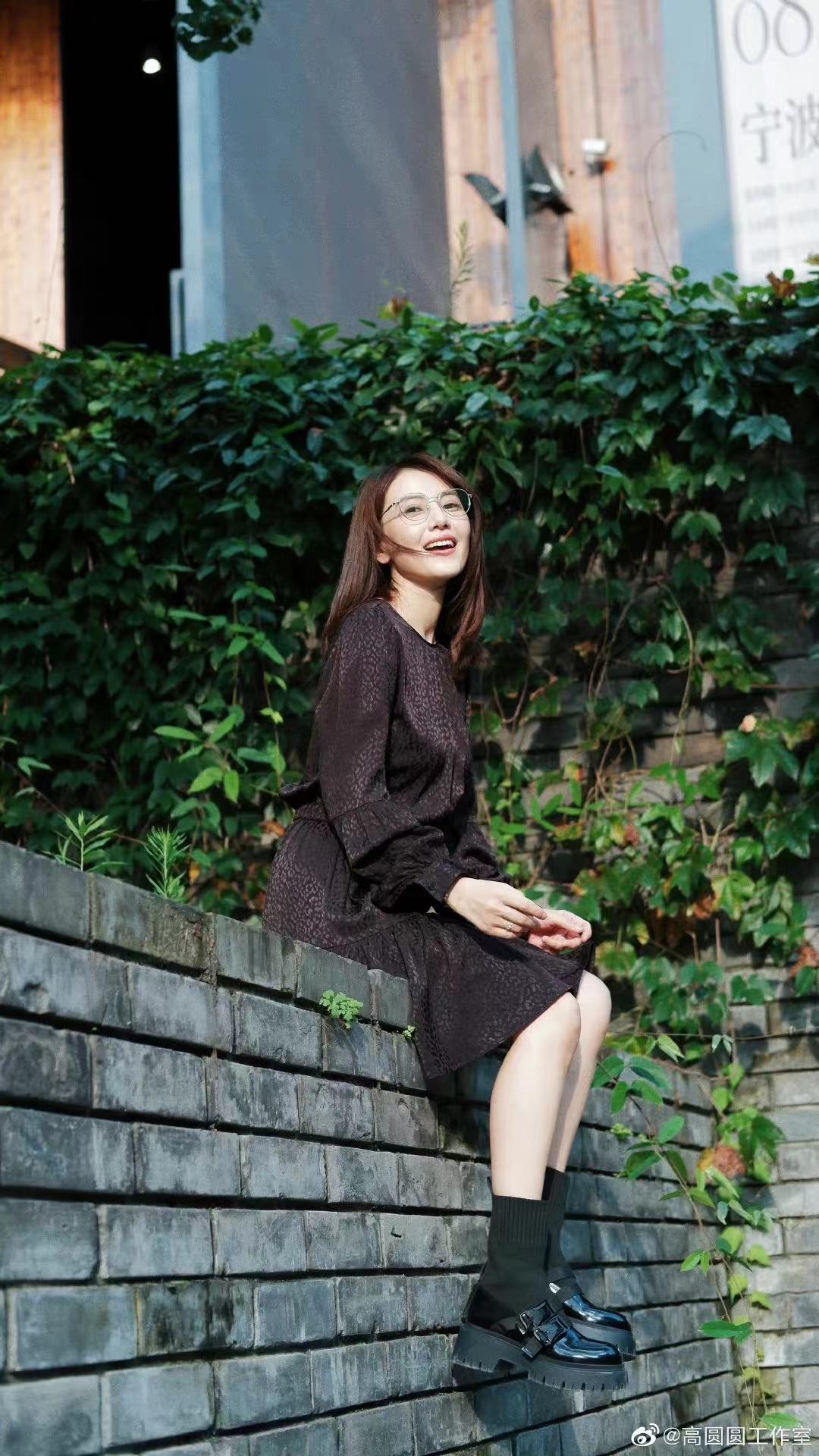 41岁高圆圆穿清纯白裙气质好,高圆圆现身街头穿白裙露香肩