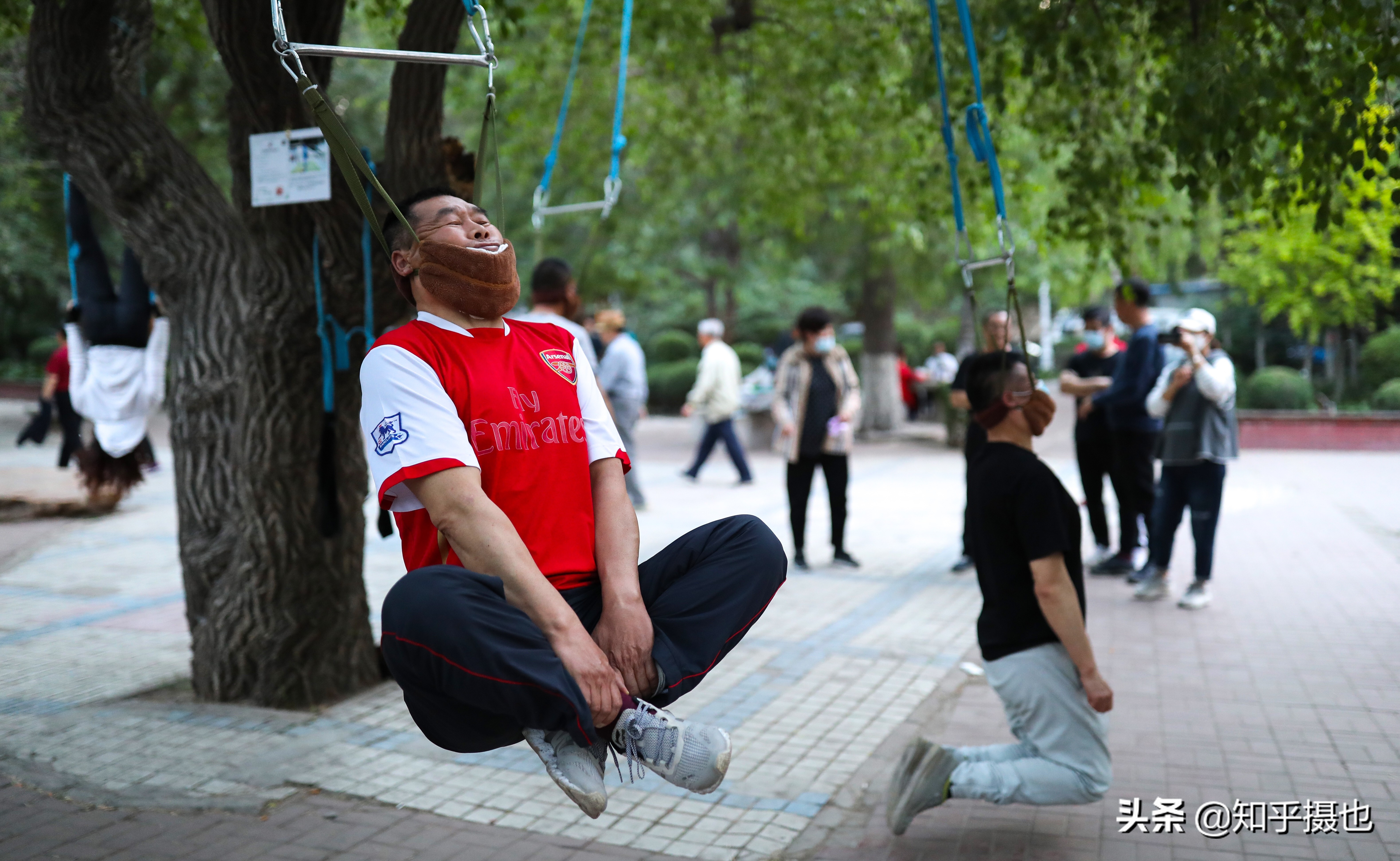 吊脖子健身治颈椎病,你敢前来一试不?