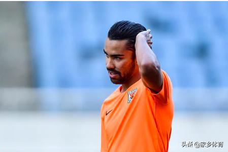 中超豪门官宣葡国天才入籍，高举五星红旗，却闹中国足球最大乌龙