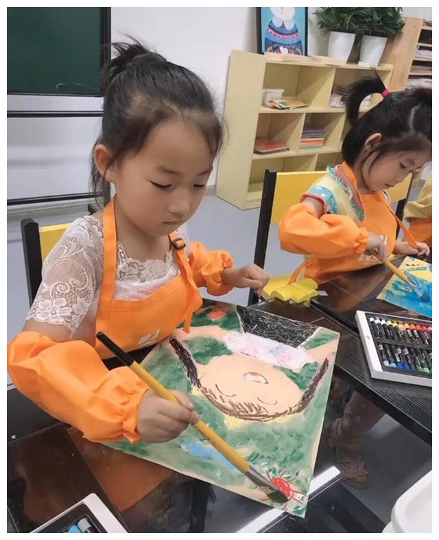 挺漂亮俩孩子，蜜蜂蜇得他妈都不认识了