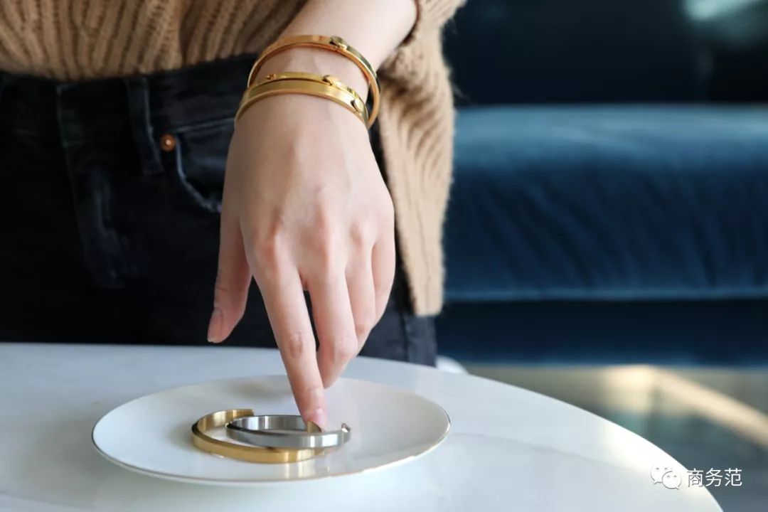 瑞典皇家配饰品牌，几百块戴出万元质感，金色手镯男女戴都好看