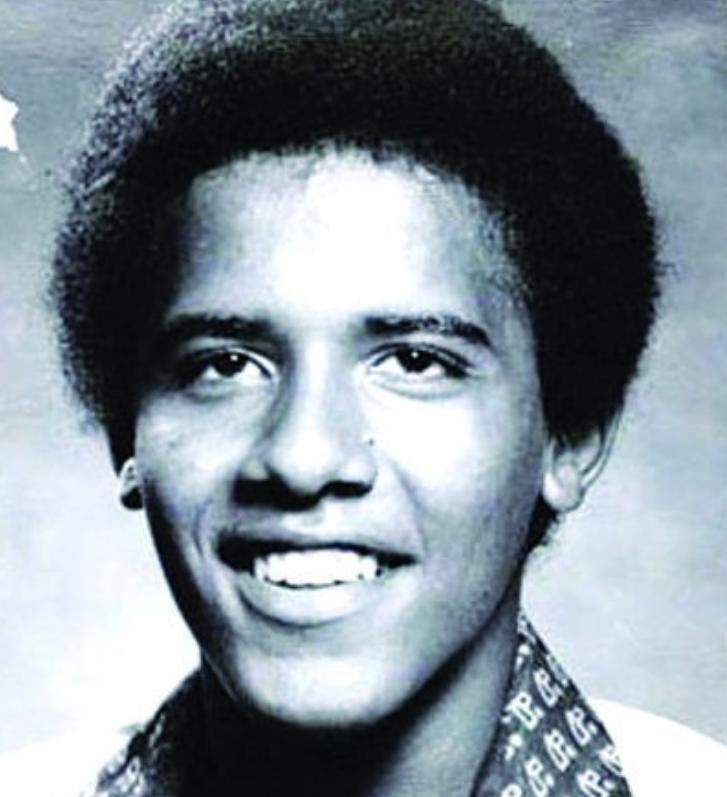 奥巴马第一次回非洲老家，帮着祖母扛大米，和兄弟们在村头喝酒