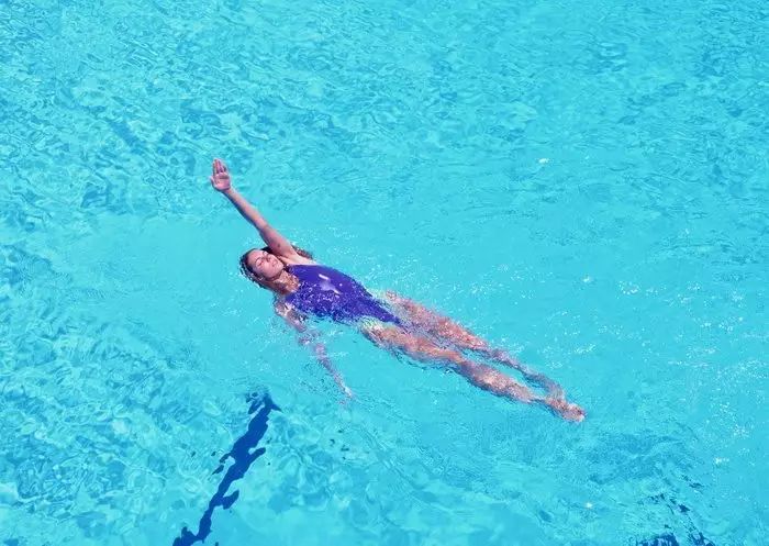 女生游泳得皮肤病,22岁女孩在家洗澡突发疾病