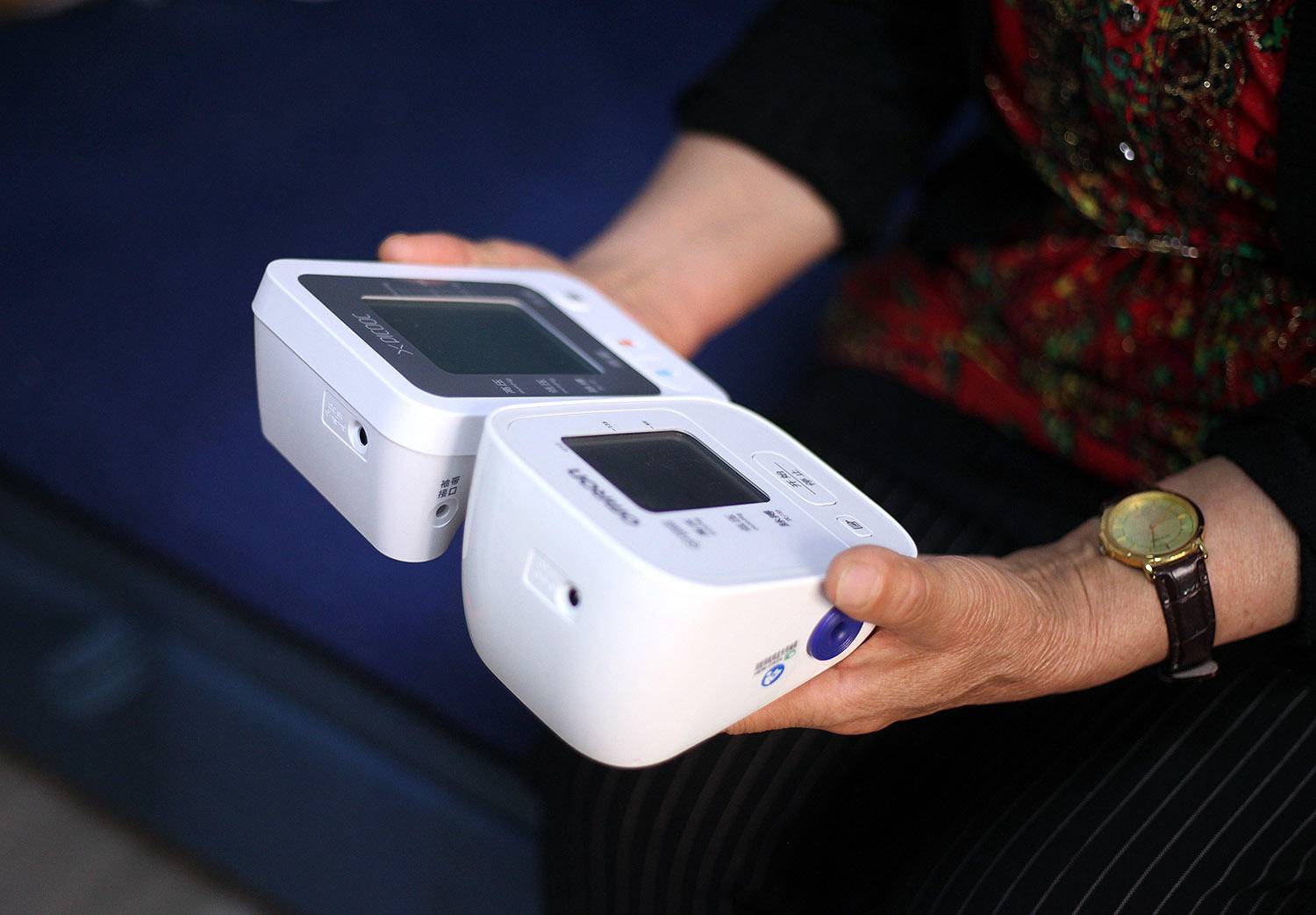 欧姆龙血压计哪款好求推荐,送父母测试健康的仪器