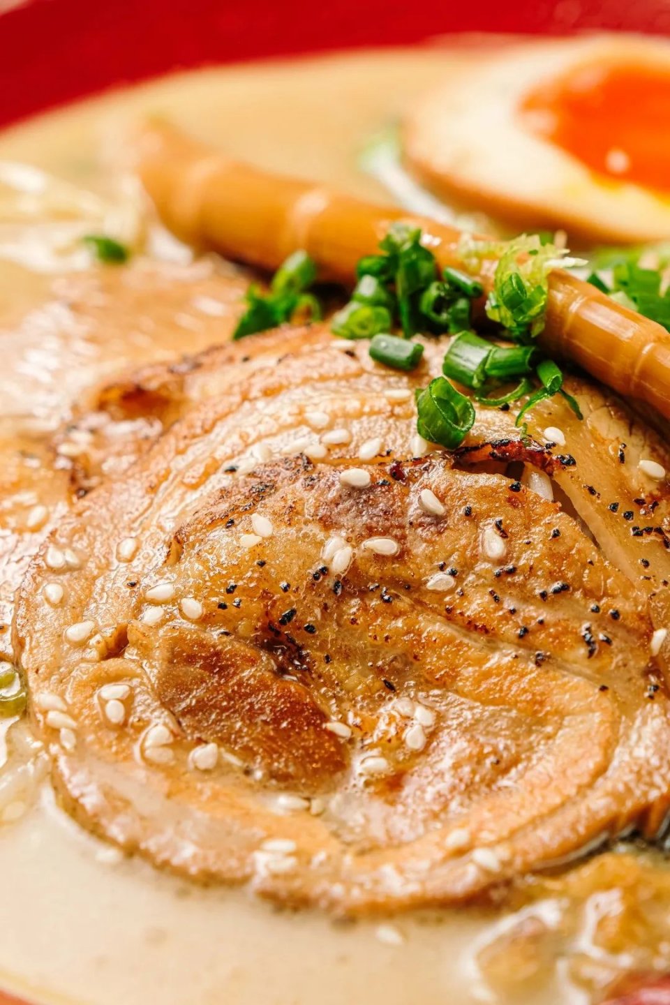 汤底浓郁的汤面,汤底浓厚