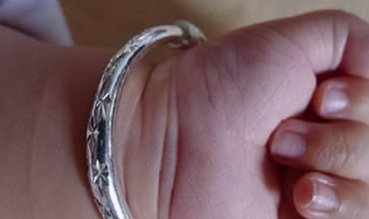 宝宝银手镯戴了两个月变成黑色,6个月婴儿戴银手镯越来越亮视频