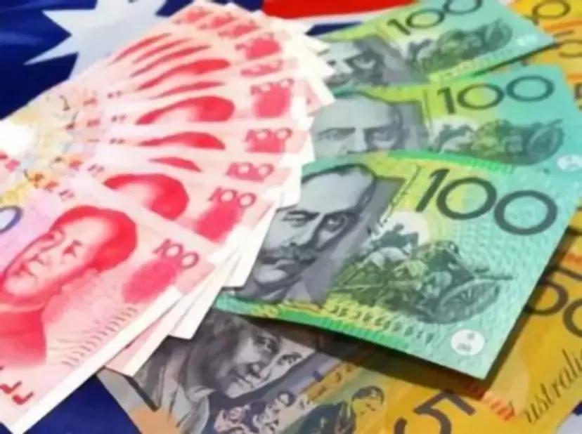 赶紧囤钱！澳币跌至4.7，三年最低！学校想要涨学费？哈哈哈！