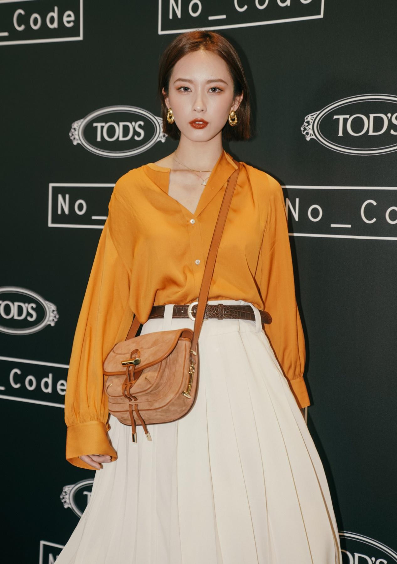 简约穿搭look时尚有品位,简约时尚的穿搭凸显女性慵懒气息