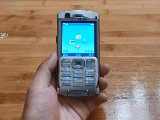 经典手机索尼爱立信p990i,爱立信p990i