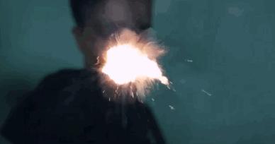 空中一字马搞笑图,一个突如其来的一字马