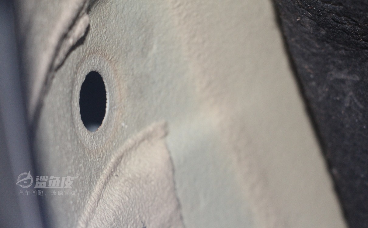 车身石子砸的小坑修复多少钱,车身石子打的坑掉漆怎么修复