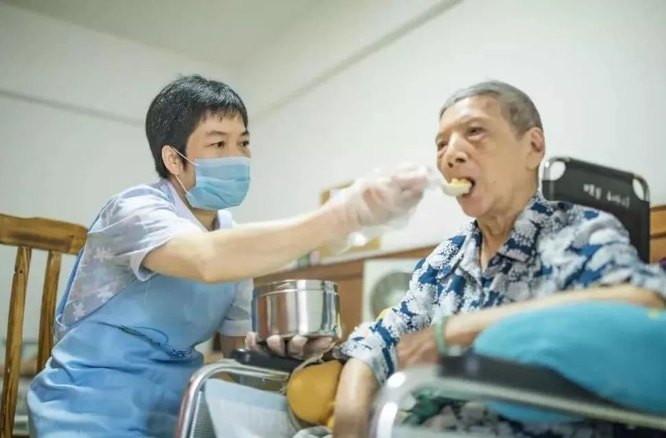 为了照顾他，只能绑住他｜养老院最残酷也最真实的一面