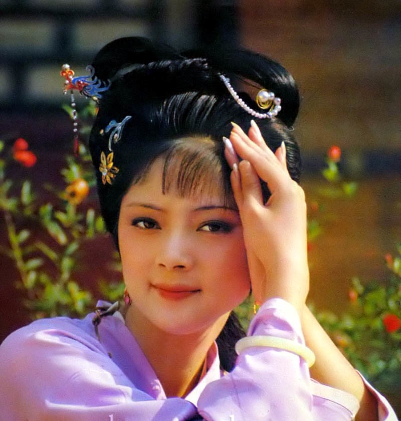 瓜子脸高鼻梁大眼睛尖下巴,介于鹅蛋脸和瓜子脸的脸型