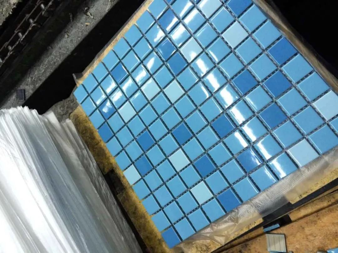 游泳池马赛克铺贴方法视频,水晶马赛克铺贴池子方法视频